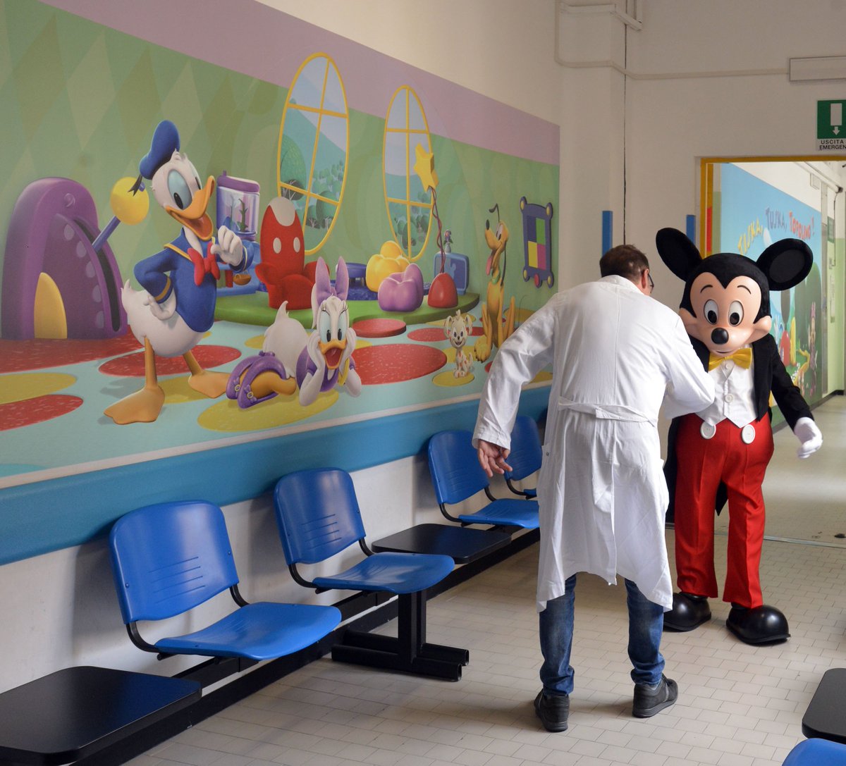80 anni e non sentirli: Topolino tra i bambini del Gaslini di Genova
