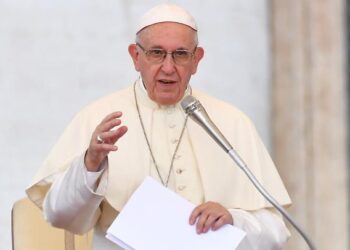 Il Papa ai genitori: il vostro compito,trasmettere la fede ai bambini.