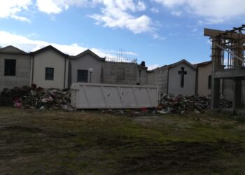 Gioia Tauro, cumuli di rifiuti abbandonati nell’area nuova del Cimitero
