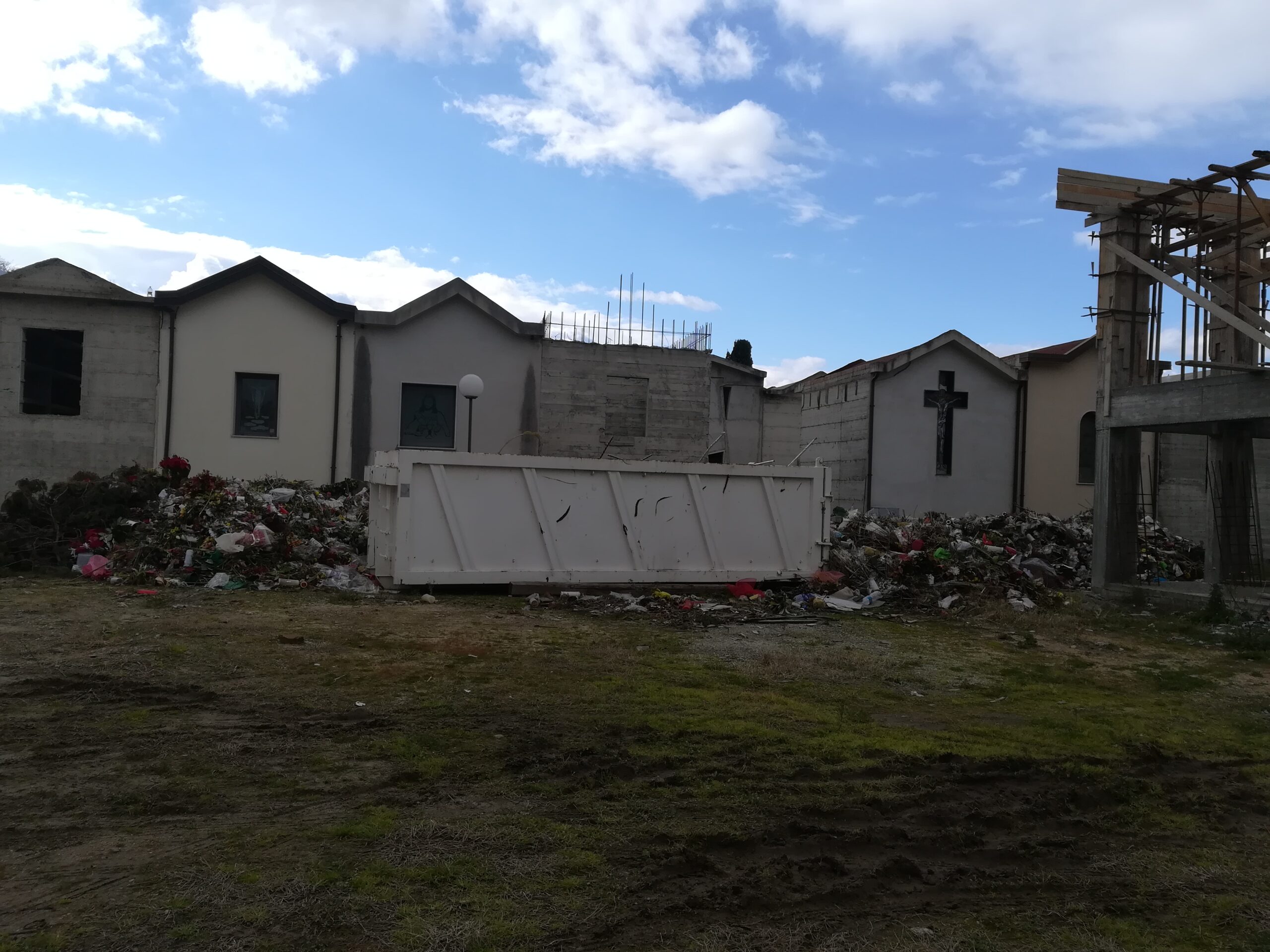 Gioia Tauro, cumuli di rifiuti abbandonati nell’area nuova del Cimitero