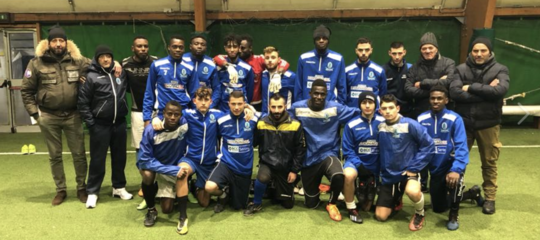 Arbitro intima “Zitto negro” e la squadra calcio abbandona il campo