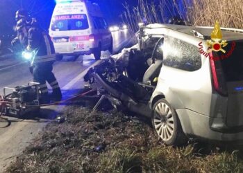 Autocarro contro auto, un morto