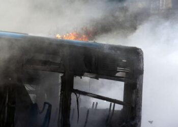 Bus in fiamme a Roma, senza passeggeri