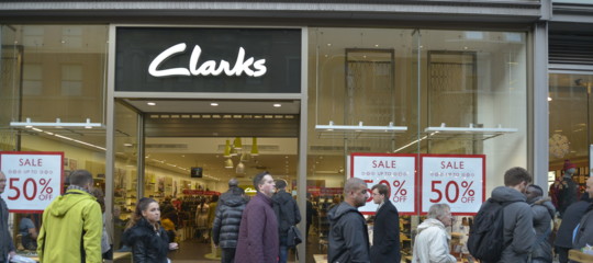 Clarks non produrrà più scarpe nel Regno Unito, scrive il Telegraph