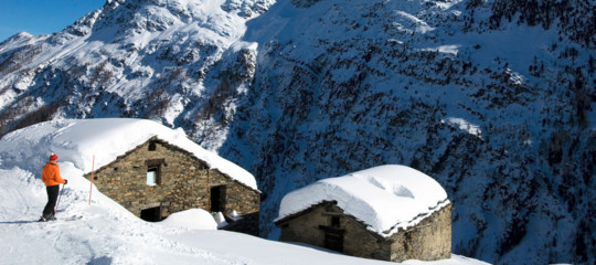 Collisione tra un elicottero e un aereo da turismo in Val d'Aosta: ci sono vittime