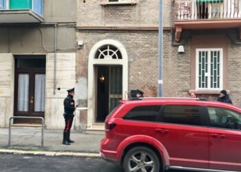 Con pistola minaccia la mamma,irrompe Ps