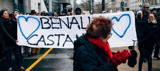 Contro i gilet gialli, a Parigi sfilano i foulard rossi