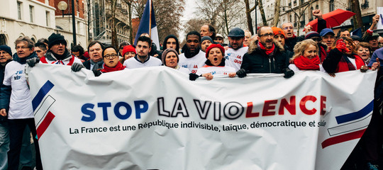 Contro i gilet gialli, a Parigi sfilano i foulard rossi