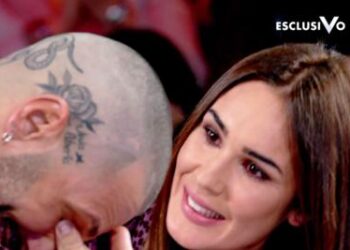 Corona perde un dente in studio e dice: “Odio Salvini”
 