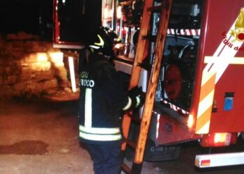 Fiamme in casa, 12 famiglie evacuate