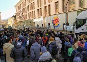 Flash mob contro fastfood, tafferugli