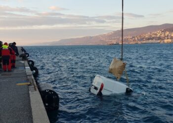 Furgone parcheggiato finisce in mare a Trieste