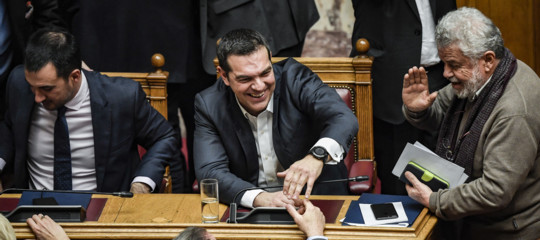 grecia tsipras fiducia macedonia