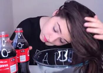 I capelli perfetti? Dimenticate lo shampoo, meglio una lattina di Coca Cola /Video
 