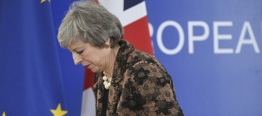 Il disperato tentativo di Theresa May di salvare accordo e governo