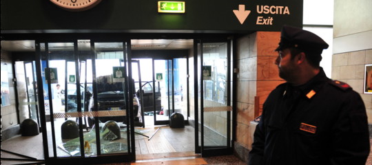 Il migrante respinto a Malpensa è ancora in fuga, 15 voli dirottati 