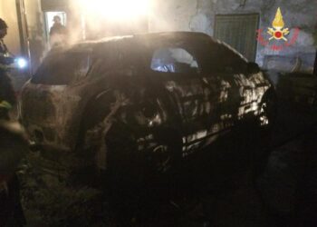 In fiamme auto, nessuna ipotesi esclusa