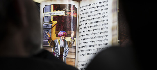 Israele: vandali in sinagoga bruciano libri di preghiere e disegnano pentagrammi sui muri