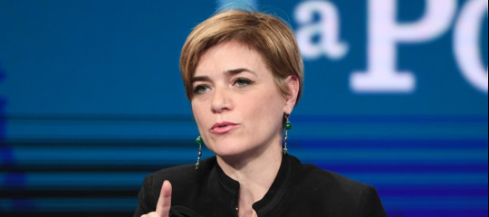 La deputata Muroni blocca il pullman con i migranti in uscita dal cara di Castelnuovo di Porto