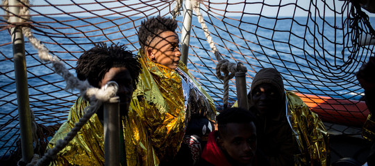 La procura di Catania chiede che vengano fatti sbarcare i minori della Sea Watch