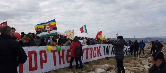 migranti lenzuoli fateli sbarcare