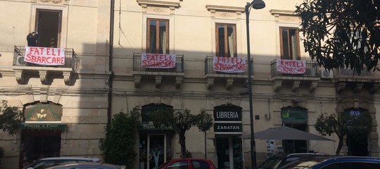 Lenzuoli ai balconi di Siracusa per chiedere lo sbarco dei migranti