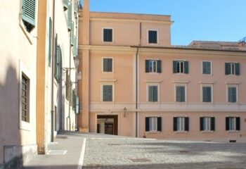 Libri rari al posto di alti dirigenti. Mattarella dona e riconverte Palazzo San Felice