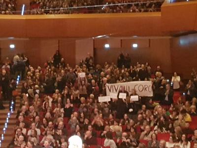 Lirica: a S.Cecilia striscioni pubblico che inneggiano al Coro
 