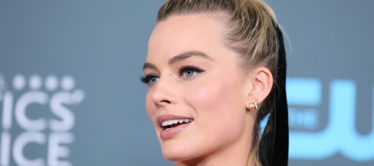 Margot Robbie è Barbie. Letteralmente
