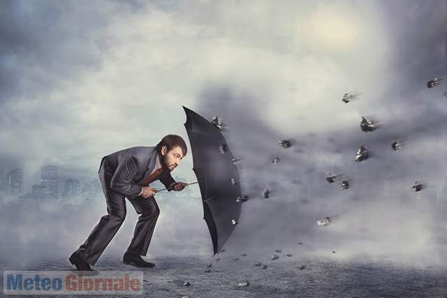 Meteo avverso: FORTI VENTI, attesa bufera con raffiche oltre 100 km orari
