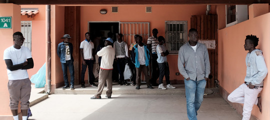 Migranti: Viminale, “Al via piano trasferimenti da Cara Mineo, chiusura entro l’anno”
