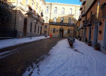 Nevica a Potenza, domani scuole chiuse