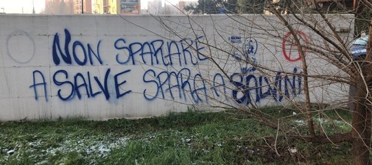 ‘Non sparare a salve spara a Salvini’. Sulla scritta su un muro a Milano indaga la Digos