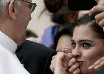 Papa: no a persistente discriminazione donne in ambienti lavorativi