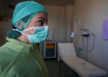 Paziente muore mentre fuma,a fuoco letto
