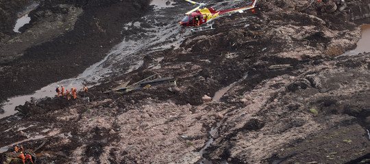 Sono oltre 350 i dispersi nel crollo di una diga in Brasile