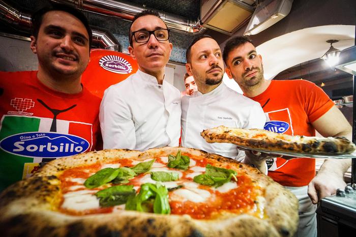 Sorbillo riapre dopo la bomba, pizze gratis per tutti