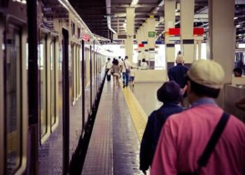 Trasporti: in Italia più pendolari su ferro e meno km di linee 