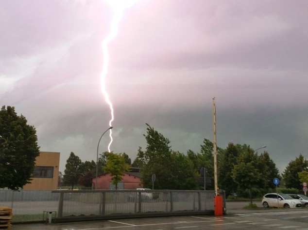 Tromba d’aria nel trevigiano, danni e 2 feriti