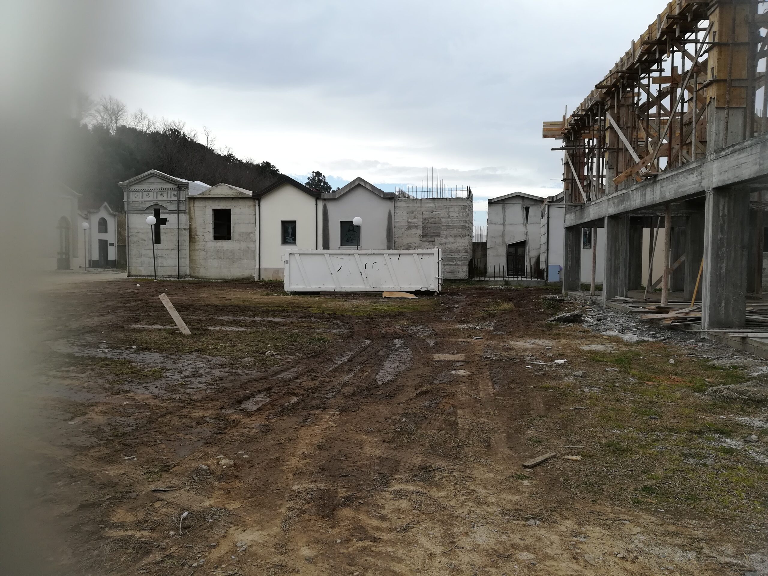 Gioia Tauro, bonificata l’area Nord del cimitero dopo la denuncia di Corriere Quotidiano