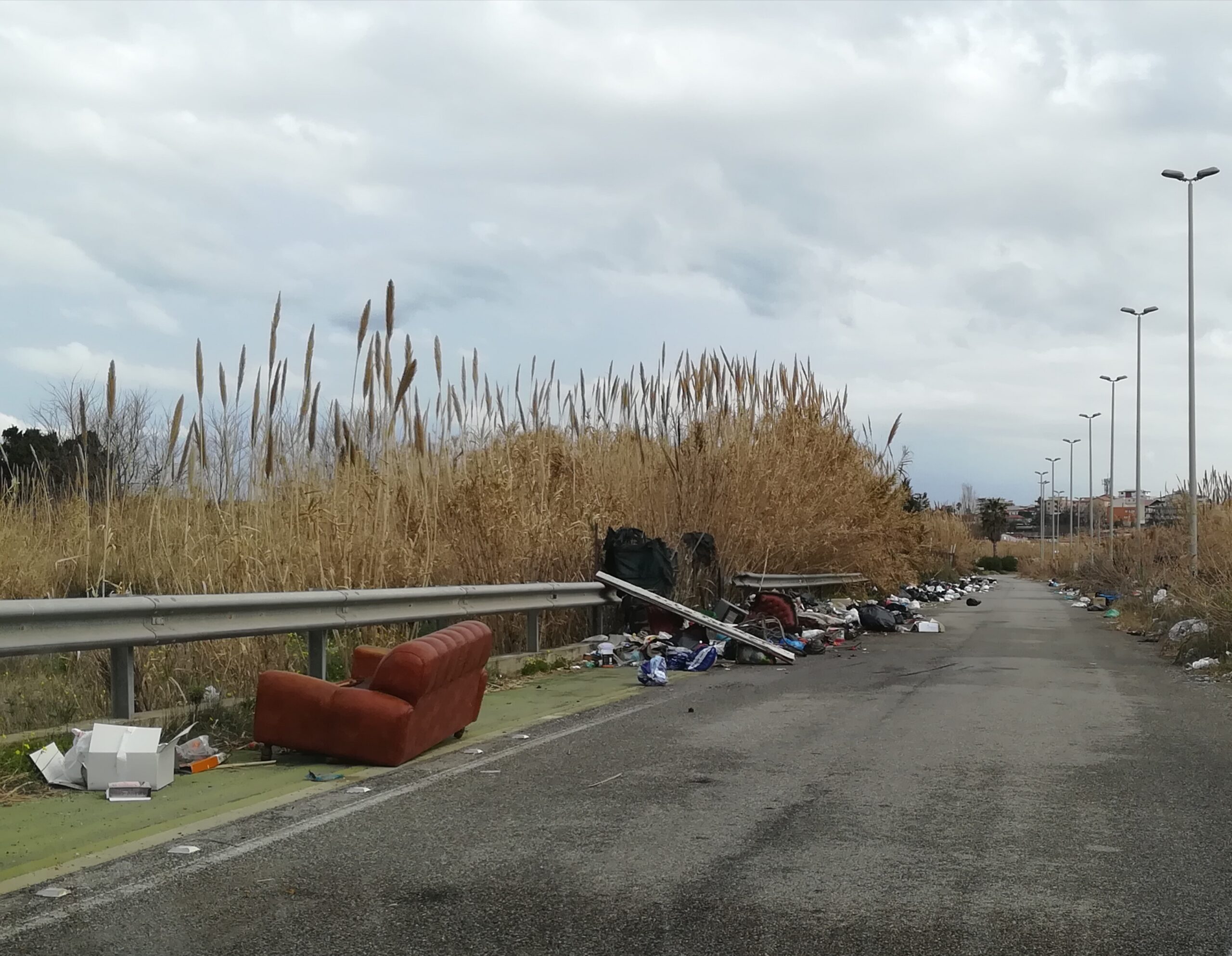 Gioia Tauro, pista ciclabile resa impraticabile dai rifiuti nella via del “Fosso Mastro”