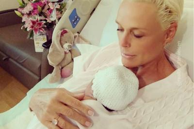 “A 54 anni è vincere la lotteria”, Brigitte racconta la sua gravidanza  