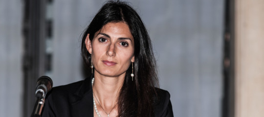 A Roma non si potranno più stendere i panni alla finestra e cantare in auto?