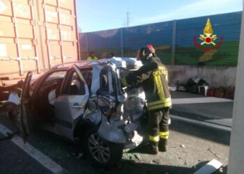 Auto schiacciata tra due camion in A26