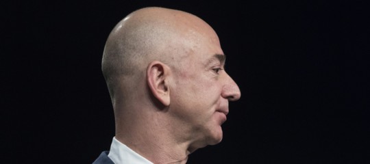 Bezos accusa una rivista vicina a Trump di ricatti e estorsione per alcune foto osé