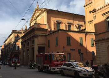 Bologna, cadono frammenti di statue da una chiesa