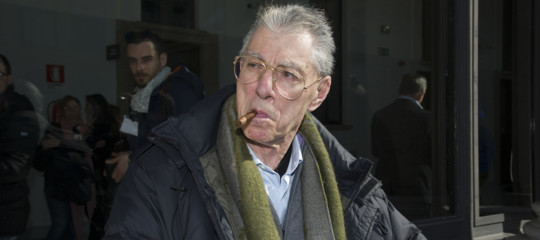 Bossi in ospedale: condizioni restano critiche ma stabili, degenza non sarà breve