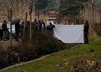 Cadavere vicino a fosso nel Pisano