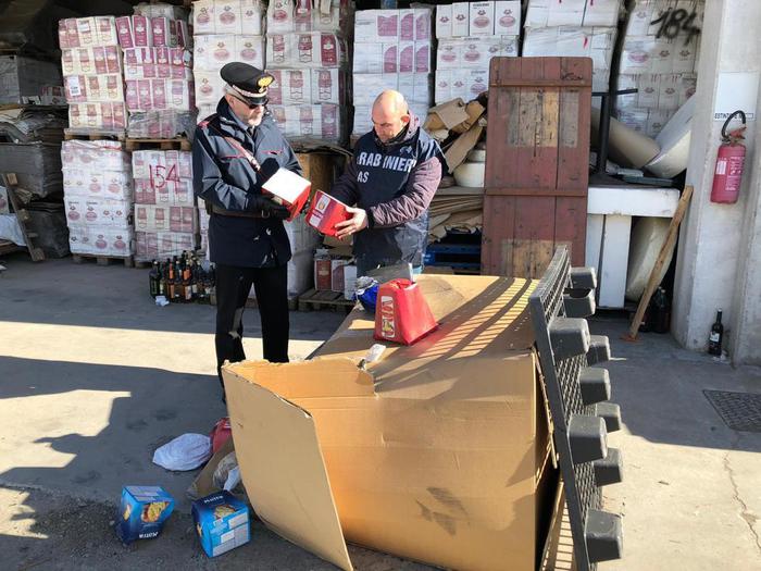 Cibi scaduti e con insetti in magazzino