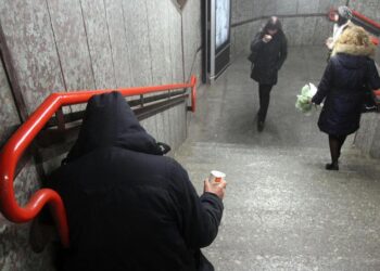 Clochard aggredito, nessuno interviene